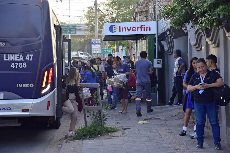 Usuarios del transporte público aguardan pacientemente la implementación de un mejor servicio.