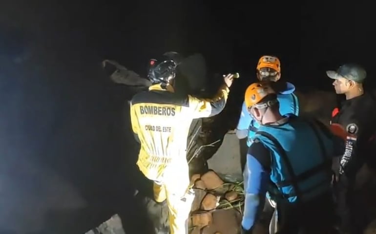 Bomberos voluntarios realizaron una ardua tarea para rescatar a los jóvenes trepados a la copa de un árbol.