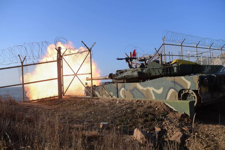 Un tanque surcoreano dispara durante un ejercicio militar en la isla de Baengnyeong, este viernes.