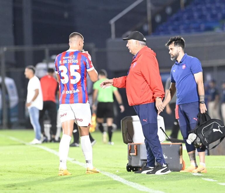 Carlos Jara Saguier (c), entrenador de Cerro Porteño, conversa con Ronaldo Dejesús durante el partido frente a Libertad por la fecha 22 del torneo Clausura 2024 del fútbol paraguayo en el estadio Defensores del Chaco, en Asunción.