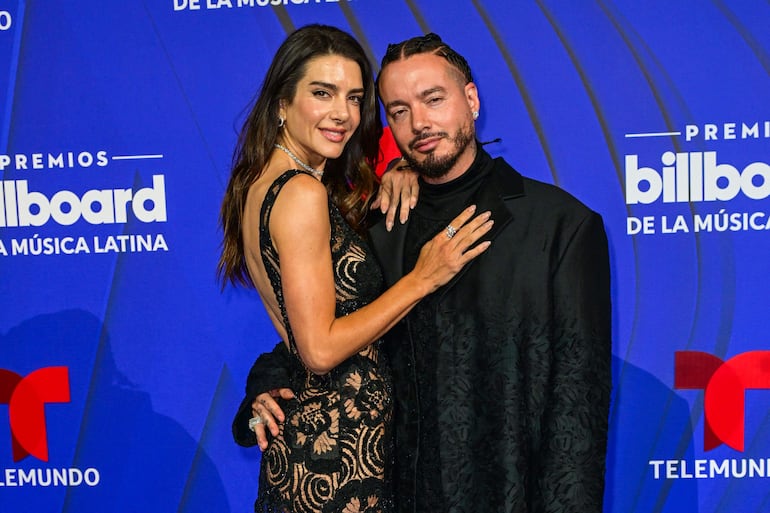 J Balvin y Valentina Ferrer optaron por el look "Total Black" para asistir a los Billboard Latin Music Awards. (Giorgio VIERA / AFP)