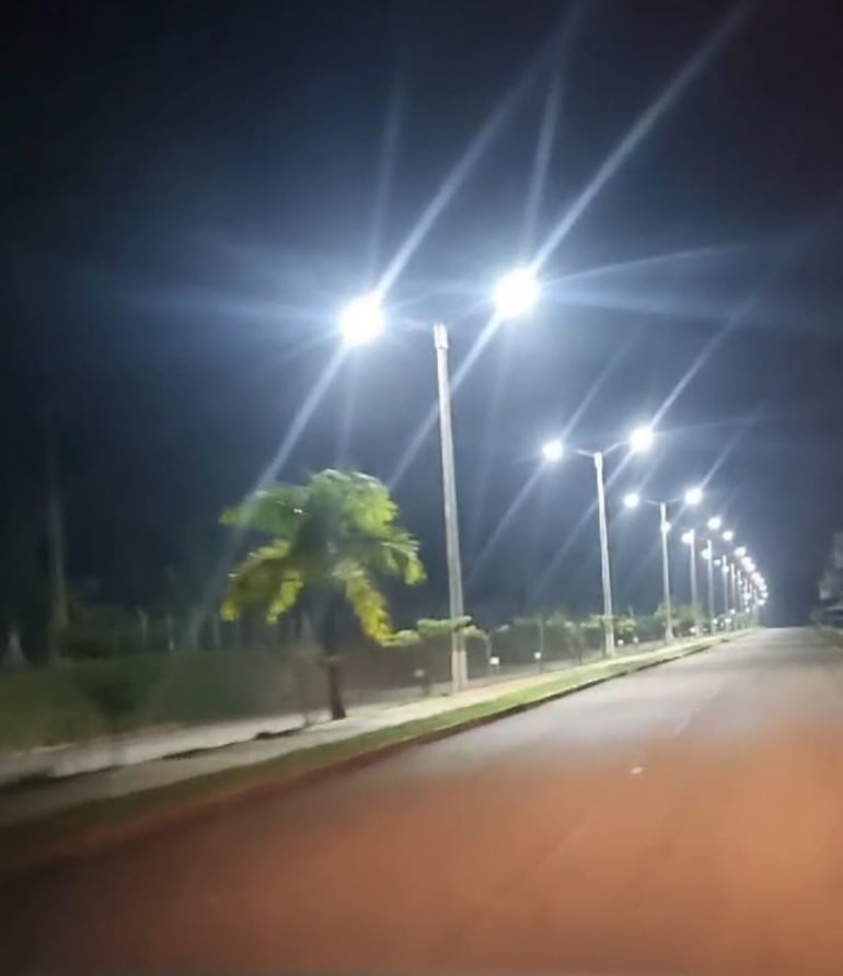 Parte de la nueva lumínica de la avenida Itaipú que fue construida por la empresa Soriano, a costo cero a la Municipalidad, pero que ya no continuarán por la falta de coordinación y respeto por parte de la Junta MUnicipal