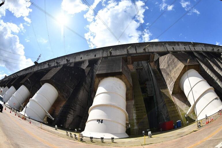 Represa Itaipú, tubos que descargan el agua del embalse sobre los rotores de las turbinas.