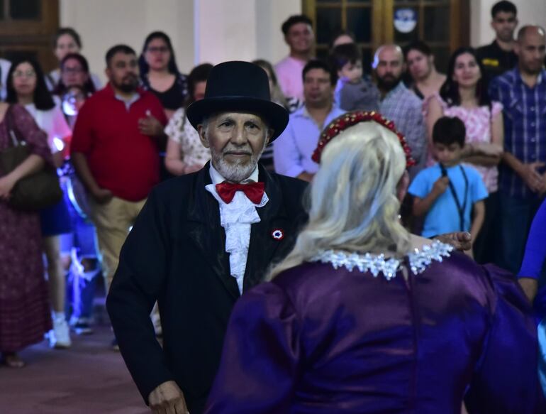 Danzas antiguas se presentan a los visitantes del Palacio Madame Lynch.