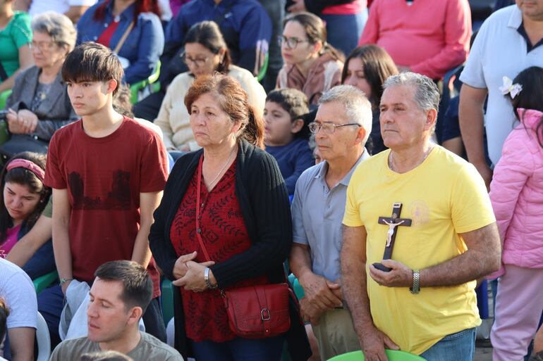 Feligreses en la misa en el Santuario de la Virgen de Caacupé.