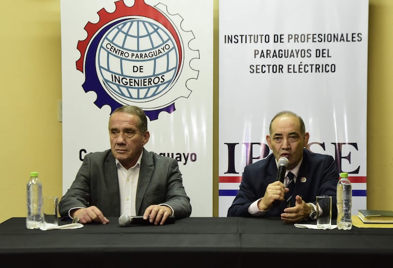 El Ing.  Héctor Ruiz Díaz, del IPPSE, y el Ing. Amílcar Troche, del CPI.