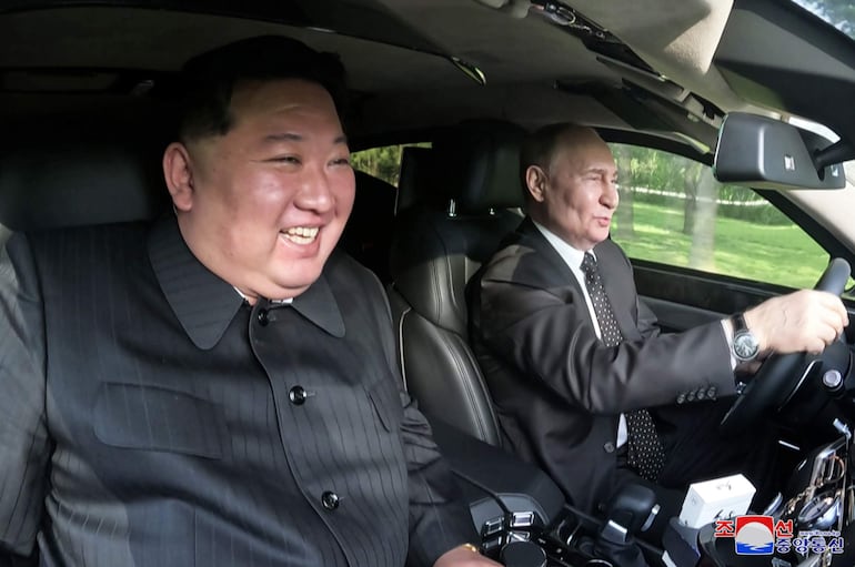 El presidente ruso Vladimir Putin y el lider norcoreano Kim Jogn Un. Los servicios de inteligencia de Ucrania y Corea del Sur coincidieron este viernes en denunciar que Corea del Norte planea entrar de forma directa en la guerra ruso-ucraniana con el envío de hasta 12.000 soldados norcoreanos que tendrían previsto unirse en breve a las tropas rusas.