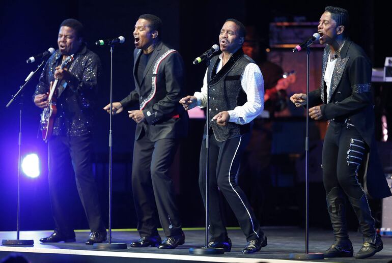 Tito junto a sus hermanos Jackie, Marlon y Jermaine durante una presentación en julio pasado.