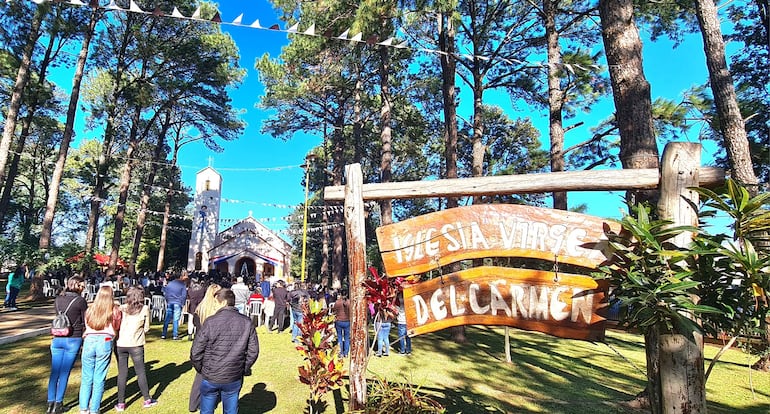 La misa en honor a la Virgen del Carmen se desarrolló en la explanada de la iglesia, que lleva el nombre de la santa patrona de la comunidad.