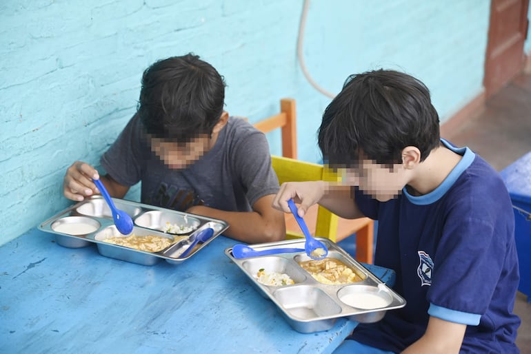 Estudiantes almuerzan el último plato de Hambre Cero, una semana antes de que terminen las clases.