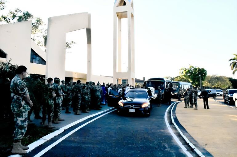 Los militares despiden a su camarada fallecido.