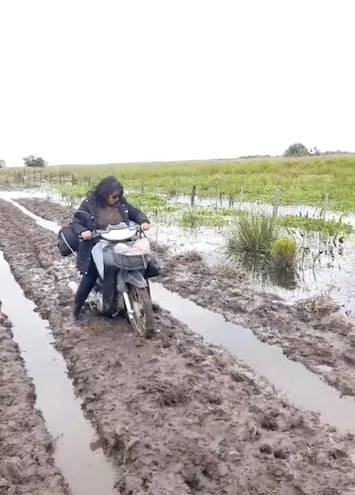 La docente Davis Pino Sotelo, quien debe recorrer 30 km bajo condiciones adversas para llegar a la Escuela Básica N° 5654 Santa Ana de la compañía Paso Pé del distrito de Laureles.