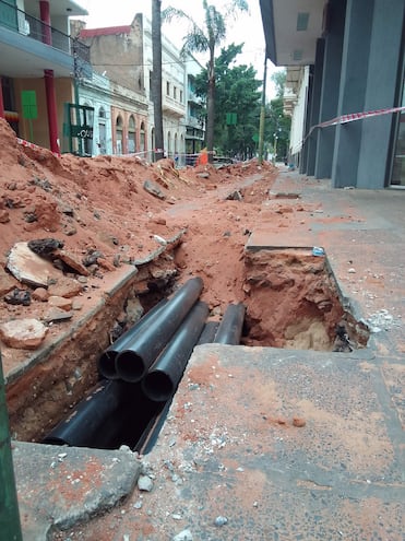 Las excavaciones para instalar los ductos subterráneos para los cables de baja tensión de la ANDE y las líneas débiles, en calle Palma, iniciaron el miércoles último en la mañana.