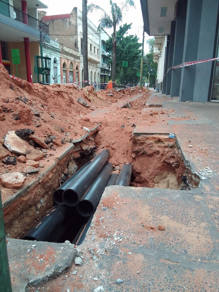 Trabajos de cableado subterráneo en el centro de Asunción.