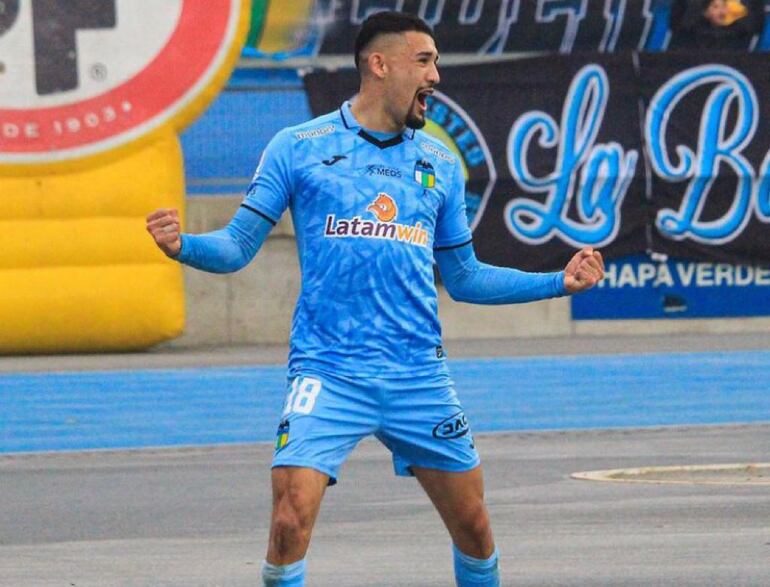 El paraguayo Arnaldo Castillo, jugador de O'Higgins, celebra un tanto en el partido contra Magallanes por la ida de la final de la Zona Centro Sur de la Copa Chile 2023.