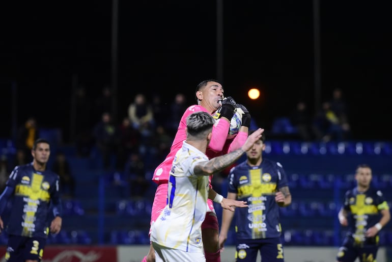 El arquero de Trinidense, Víctor Samudio, sale y atrapa el balón.