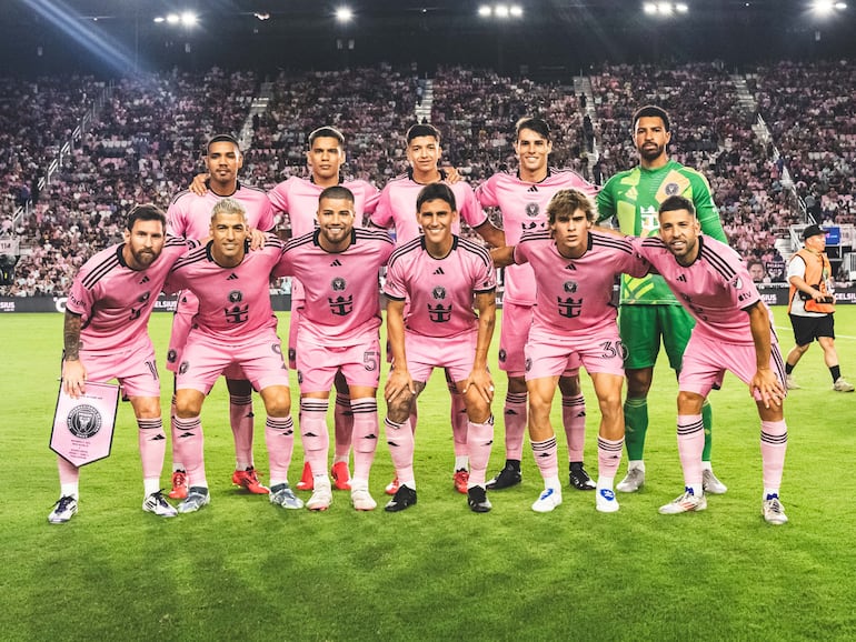 Diego Gómez (parado, seg. de izq. a der.) en la foto previa del Inter Miami en la previa del partido frente al Atlanta United por la Major League Soccer.