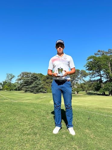 Erich Fortlage en los campos del Martindale Country Club de la ciudad argentina de Pilar, con el trofeo de vicecampeón.