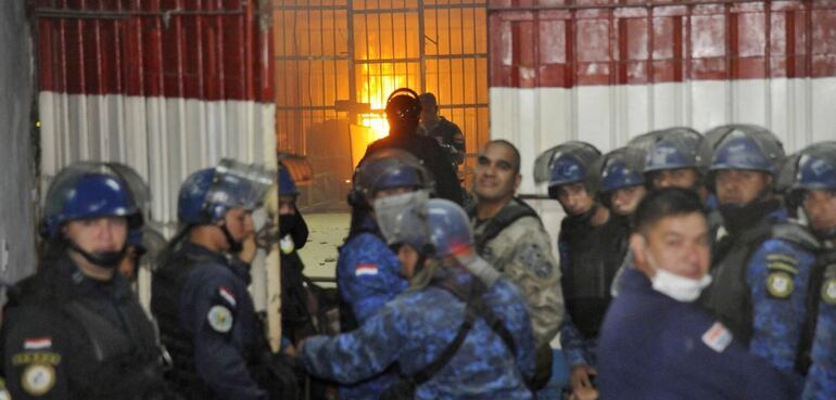 Bomberos y policías intentan ingresar al pabellón de Tacumbú, donde los Rotela llevaban a cabo su venganza.