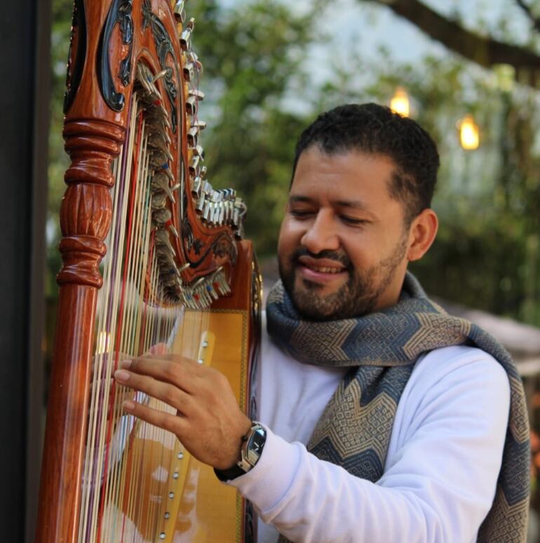 Miguel Ángel Ramírez ejecutando el arpa paraguaya.