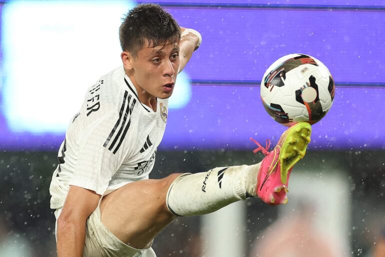 Real Madrid's Turkish midfielder #15 Arda Guler controls the ball  during the pre-season club friendly football match between Real Madrid and Barcelona at MetLife Stadium in East Rutherford, New Jersey, August 3, 2024. (Photo by Charly TRIBALLEAU / AFP)