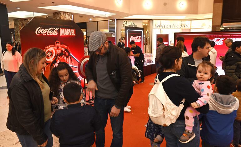 El público disfrutó de la experiencia Coca-Cola y Marvel en delSol Shopping.