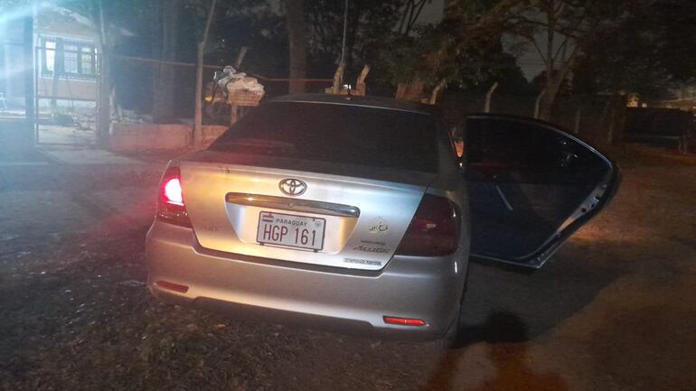 El automóvil Toyota Allion gris plateado que usaron los asaltantes, fue abandonado en el barrio Concordia de Mariano Roque Alonso, tras el ilícito.