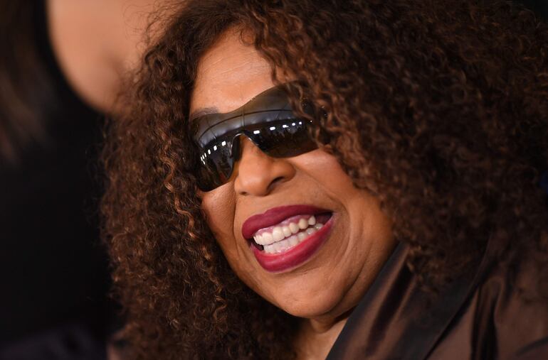 La cantante estadounidense Roberta Flack llega a la 62.a edición de los Premios Grammy, el 26 de enero de 2020, en Los Ángeles. Roberta Flack, la cantante ganadora del Grammy detrás del clásico "Killing Me Softly With His Song", murió el 24 de febrero de 2025, dijo su publicista en un comunicado, sin citar la causa. Tenía 88 años. La influyente estrella del pop y el R&B fue una de las voces más reconocibles de la década de 1970, pero en los últimos años perdió su capacidad para cantar debido a la ELA, conocida como enfermedad de Lou Gehrig, que le fue diagnosticada en 2022.