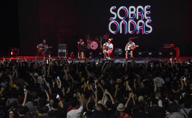 Sobre Ondas logró una gran complicidad con el público, que incluso acompañó con las luces de sus celulares una de las canciones de la banda paraguaya.