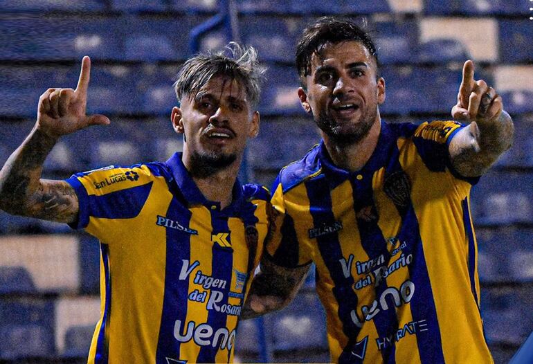 Los goleadores Elvio Vera (23 años) y Nicolás Maná (30) en pleno festejo del triunfo del Sportivo Luqueño en el Norte del país.