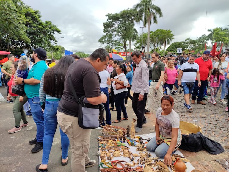 En los alrededores de la iglesia también se instalaron vendedores de diversos artículos.