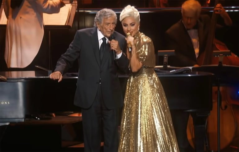 Lady Gaga y Tony Bennet cantan en "The Late Show with Stephen Colbert", 2021.