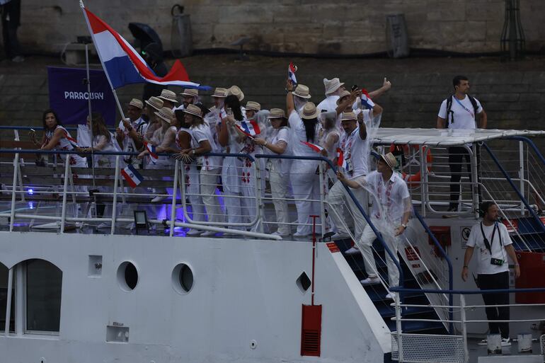 La delegación de Paraguay desfila por el río Sena, durante la ceremonia de inauguración de los Juegos Olímpicos de París 2024, este viernes en la capital francesa. 