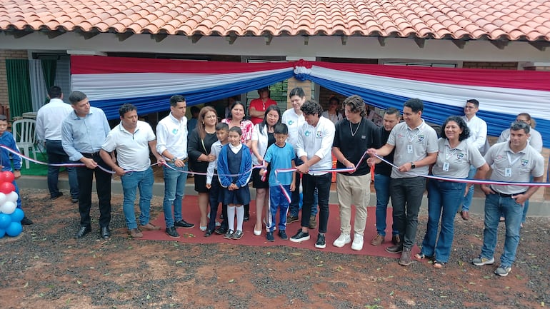 Momento de la inauguración de nuevas obras construidas en una escuela rural de San Joaquín.