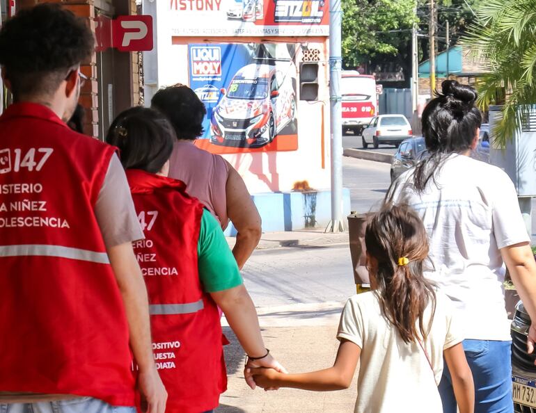 Imagen ilustrativa: funcionarios del MINNA acompañando a una pequeña.