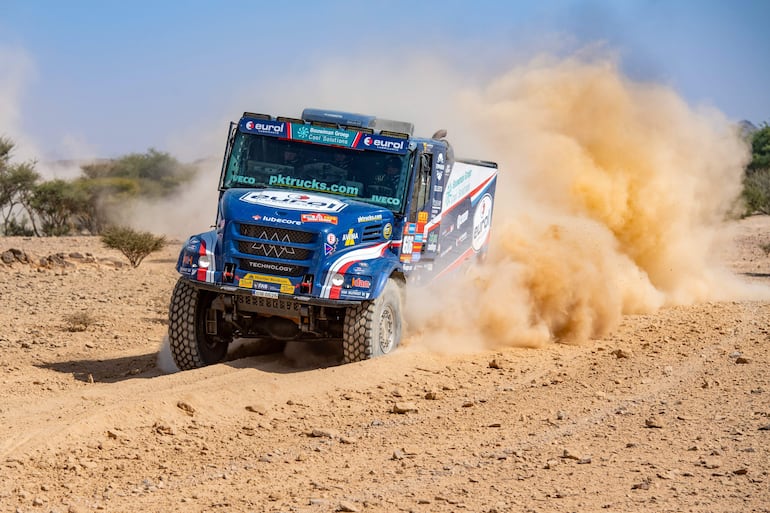 Mitchel Van den Brink, Moisés Torrallardona y Jarno Van de Pol dominan entre los camiones en el inicio del rally.