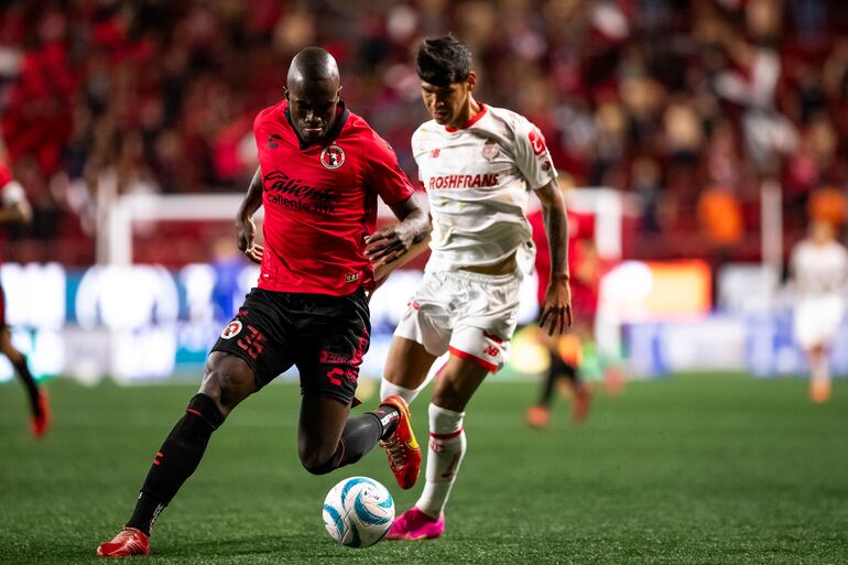 El paraguayo Robert Morales, futbolista del Toluca, pelea por el balón en el partido contra Tijuana por la octava fecha del torneo Apertura 2023 de México en el estadio Caliente, en Tijuana.