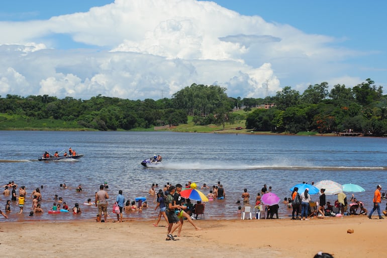 La playa Ñande Renda de la Costanera de Ciudad del Este recibe a cientos de visitantes los fines de semana y feriados de verano.