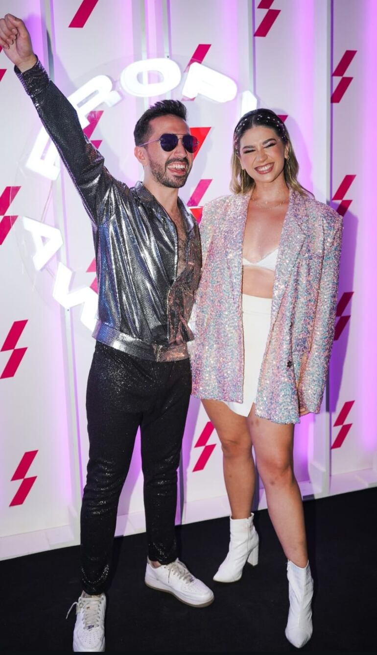 Marcelo Gabriel y Sol Codas dijeron sí al plateado, en combinación con el blanco y el negro, en la noche de gala de los Propya Awards. (Instagram/Propya Awards)