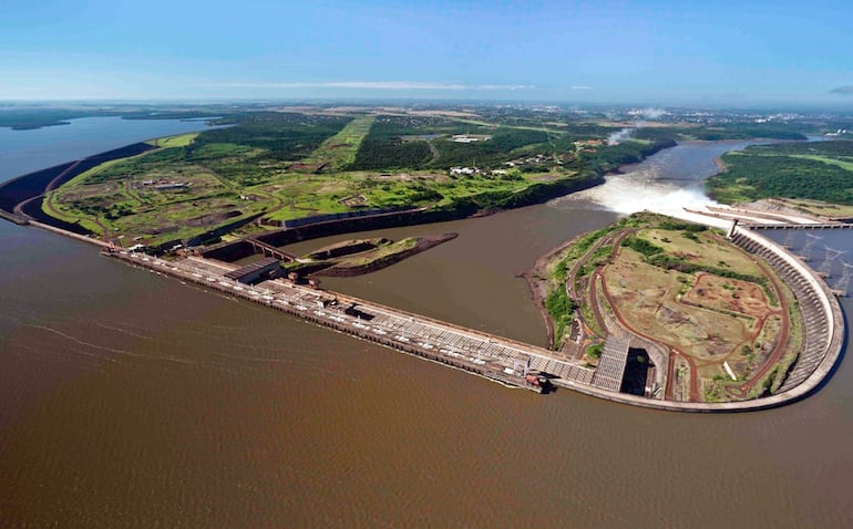 Embalse y represa hidroeléctrica paraguayo-brasileña  Itaipú en tiempos abundancia de agua. (Foto de archivo)