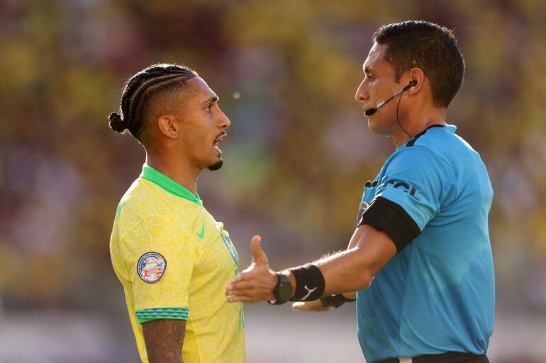 Raphinha, jugador de la selección de Brasil, conversa con el árbitro  Jesús Valenzuela en el partido frente a Colombia por la tercera fecha del Grupo D de la Copa América 2024 en el Levi's Stadium, en Santa Clara, California.