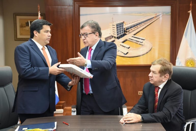 Nicanor Duarte Frutos le dejó al nuevo director de Yacyretá casi 2000 funcionarios. Foto de la última reunión del Comité Ejecutivo de la EBY.