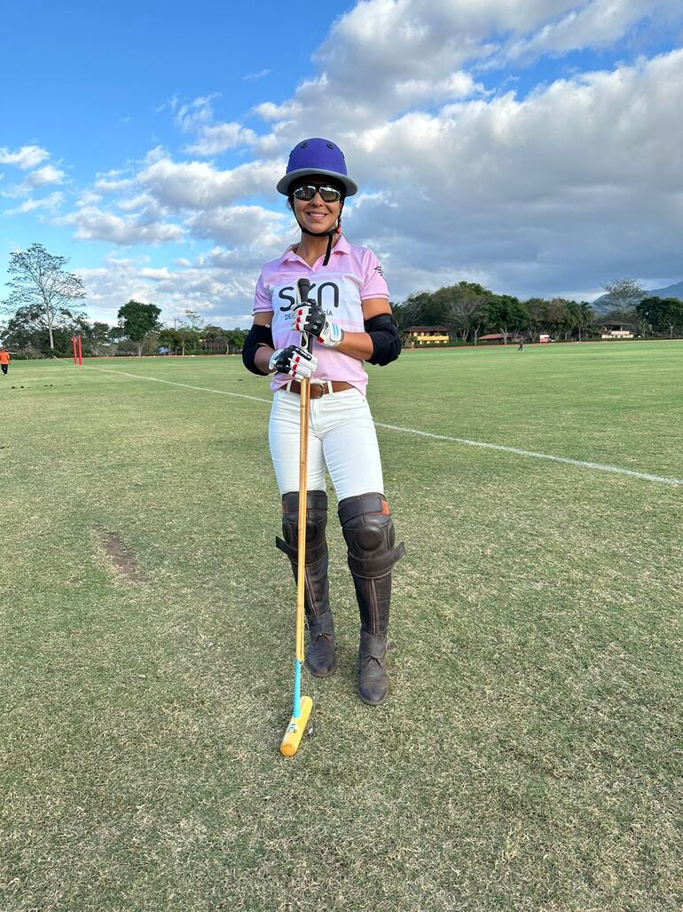 Giuliana Tewes practica polo hace tres años en el Regimiento de Caballería RC4 Acá Caraya. (Gentileza)