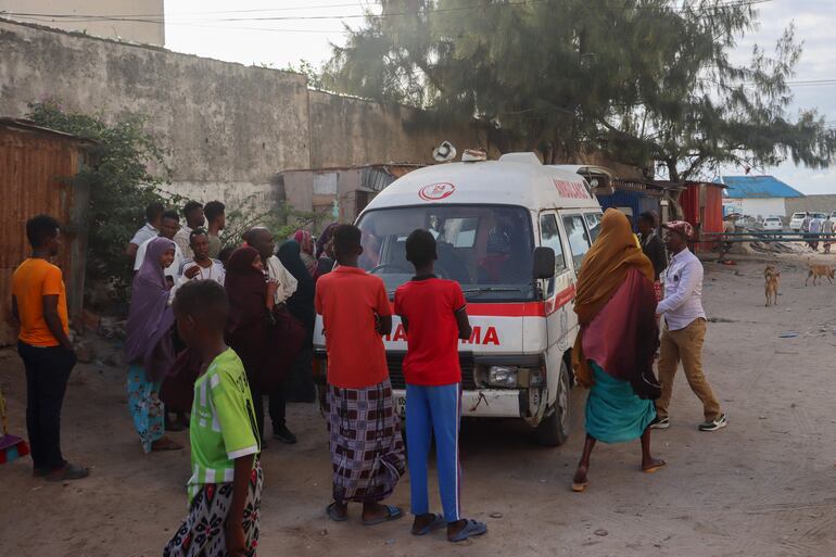 La Unión Europea (UE) condenó este sábado “firmemente” el atentado cometido por el grupo yihadista Al Shabab en un hotel de una popular playa de la capital de Somalia, Mogadiscio, que ha dejado al menos 32 muertos, y aseguró que el ataque muestra la “barbarie” de la organización terrorista contra sus compatriotas.