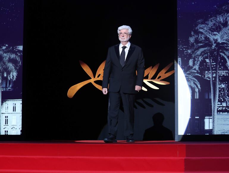 George Lucas recibió una larga ovación al llegar al escenario para recibir la Palma de Oro de Honor del festival francés.