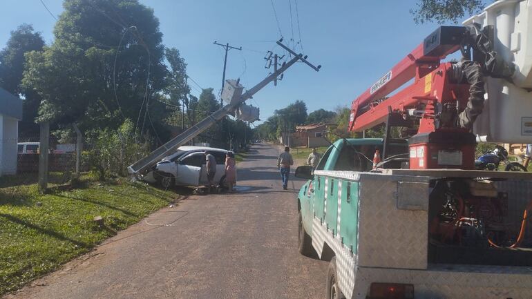 El accidente de tránsito dejó sin luz a todo un barrio.