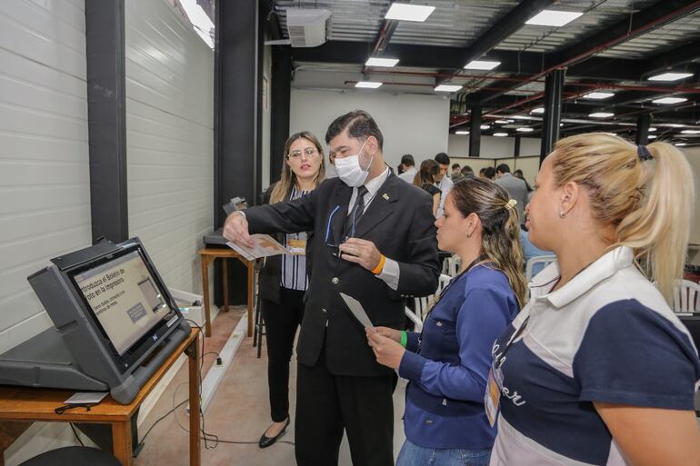 Pruebas de máquinas de votación en la Justicia Electoral, que serán utilizadas para la elección de abogados para miembros del Consejo de la Magistratura.