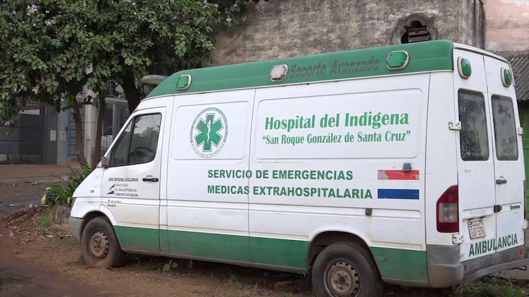 La ambulancia del Hospital Indígena que, según el dueño del taller Botana, no tiene presupuesto para reparación y quedó abandonada por el Ministerio de Salud en la vía pública.