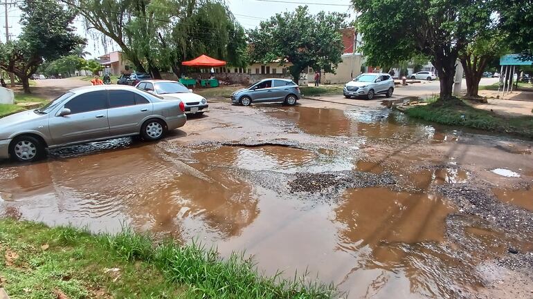 La intersección entre las avenidas Tuyutí e Idalina Soto está en pésimas condiciones.