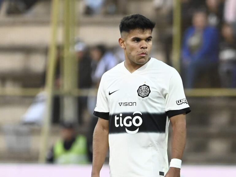 Rodney Redes, jugador de Olimpia, en el partido frente a 2 de Mayo por la novena fecha del torneo Clausura 2024 del fútbol paraguayo en el estadio Villa Alegre, en Encarnación.